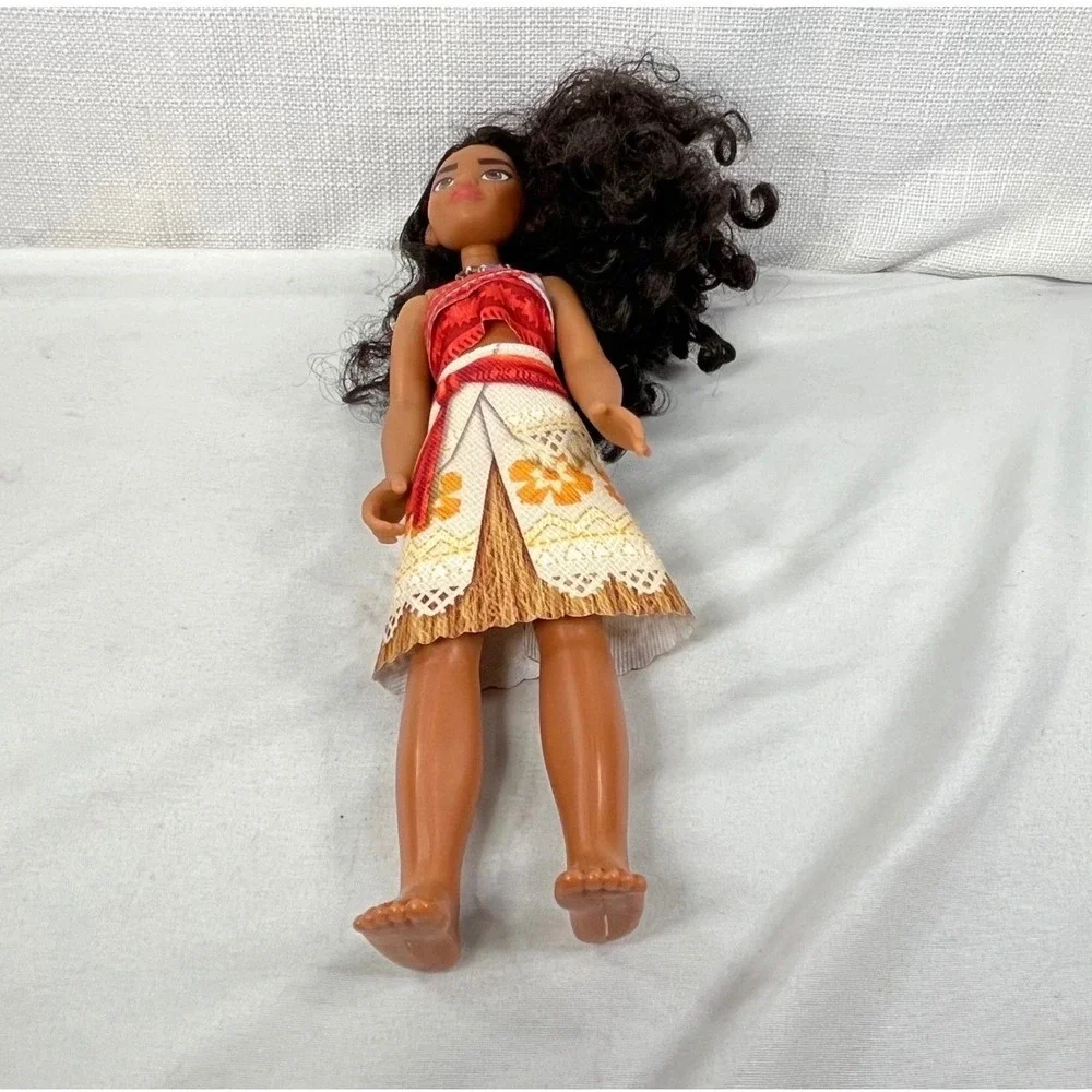 Disney Moana of Motunui 11 Inch Fashion Doll with Signature Outfit and Necklace